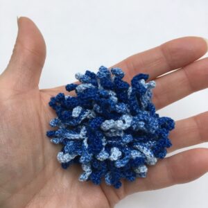 Broche crochetée Dahlia bleu camaïeu