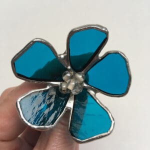 Broche fleur stylisée – vitrail Tiffany – bleu-canard